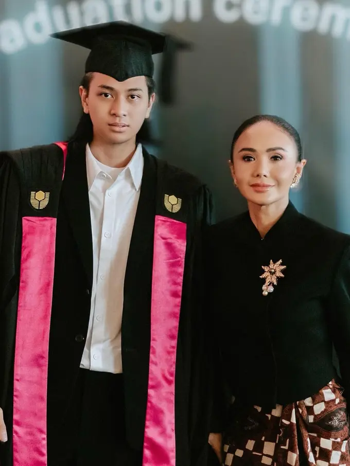 6 Penampilan Yuni Shara bak Wanita Keraton Dibalut Kebaya Janggan saat Dampingi Sang Putra Wisuda