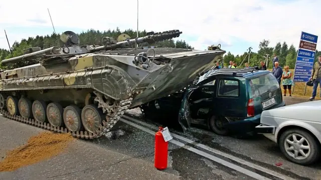 Tank tabrak mobil