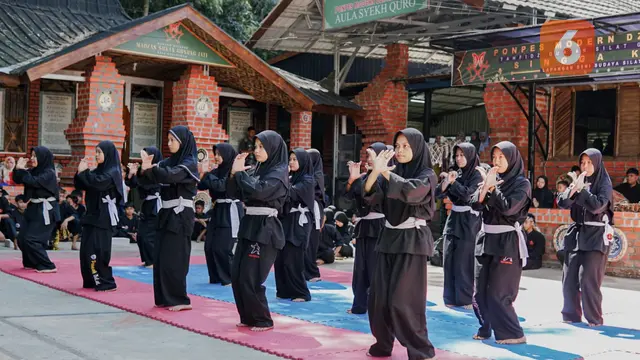 Kunjungan AMI Pusat dan AMIDA Jabar ke Museum Prabu Siliwangi di Ponpes Dzikir Al-Fath  Kota Sukabumi, disambut laga pencak silat oleh santri (Liputan6.com/Fira Syahrin).