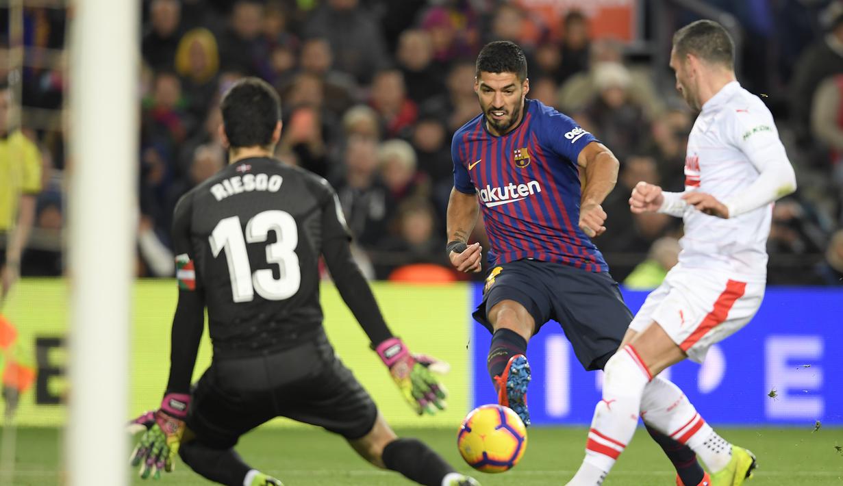 Proses terjadinya gol dari kaki Luis Suarez pada laga lanjutan La Liga yang berlangsung di stadion Camp Nou,  Senin (14/1). Barcelona menang 1-0 atas Eibar (AFP/Lluis Gene)