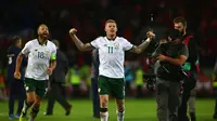 James McClean (tengah) rayakan gol ke gawang Wales dan antar Republik Irlandia ke babak playoff Piala Dunia (Geoff CADDICK / AFP)