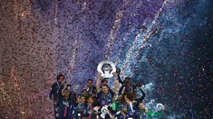 Para pemain Paris Saint-Germain saat merayakan gelar juara Liga Prancis 2015-2016 usai melawan Nantes  di Stadion Parc des Princes stadium, Paris,(14/5/2016).  (AFP/Franck Fife)