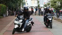 Sejumlah pengendara motor memutar balik usai dihadang Aktivis Koalisi Pejalan Kaki (KPK) di Jalan Casablanca, Jakarta Selatan, Jumat (21/7). (Liputan6.com/ Immanuel Antonius)