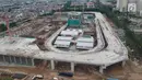 Suasana proyek pembangunan Depo Light Rail Transit (LRT) di kawasan Kelapa Gading, Jakarta Utara, Kamis (25/1). Progres pembangunan proyek LRT Jakarta secara keseluruhan telah mencapai 56,94 persen pada Januari 2018. (Liputan6.com/Arya Manggala)