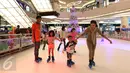 Pengunjung menikmati permainan Sky Ring Fun Skating di Lippo Mall Kemang, Jakarta, Rabu (16/12/2015). Jelang libur Natal dan sekolah sejumlah mall mulai berlomba untuk menyajikan wahana yang dapat dinikmati bersama keluarga. (Liputan6.com/Angga Yuniar)