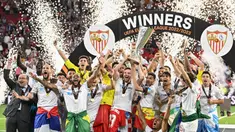 Selebrasi pemain Sevilla setelah berhasil mengalahkan AS Roma di final Liga Europa 2022/202 dan meraih trofi ketujuh Liga Europa dalam pertandingan yang berlangsung di Stadion Puskas Arena, Hungaria, Jumat (01/06/2023) dini hari WIB. (AFP/Attila Kisbenedek)