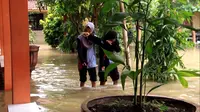Usai fenomena Super Blue Blood Moon, ribuan rumah di Pekalongan, Jawa Tengah, terendam banjir, sedangkan ratusan pelajar gagal ujian. (Liputan6.com/Fajar Eko Nugroho)