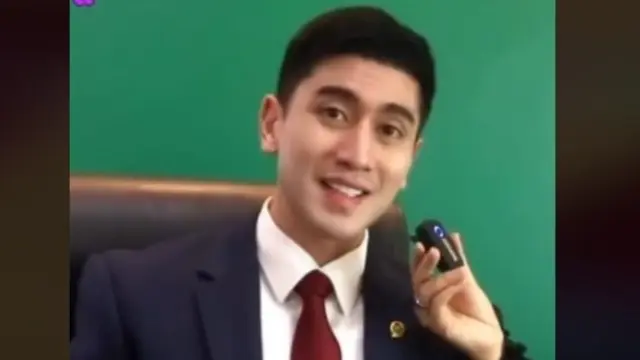 Tak Hanya Penampilan, Verrell Bramasta Ungkap Persiapannya Sebelum Rapat DPR yang Bikin Public Speakingnya Lancar. foto: TikTok @bramastaverrell