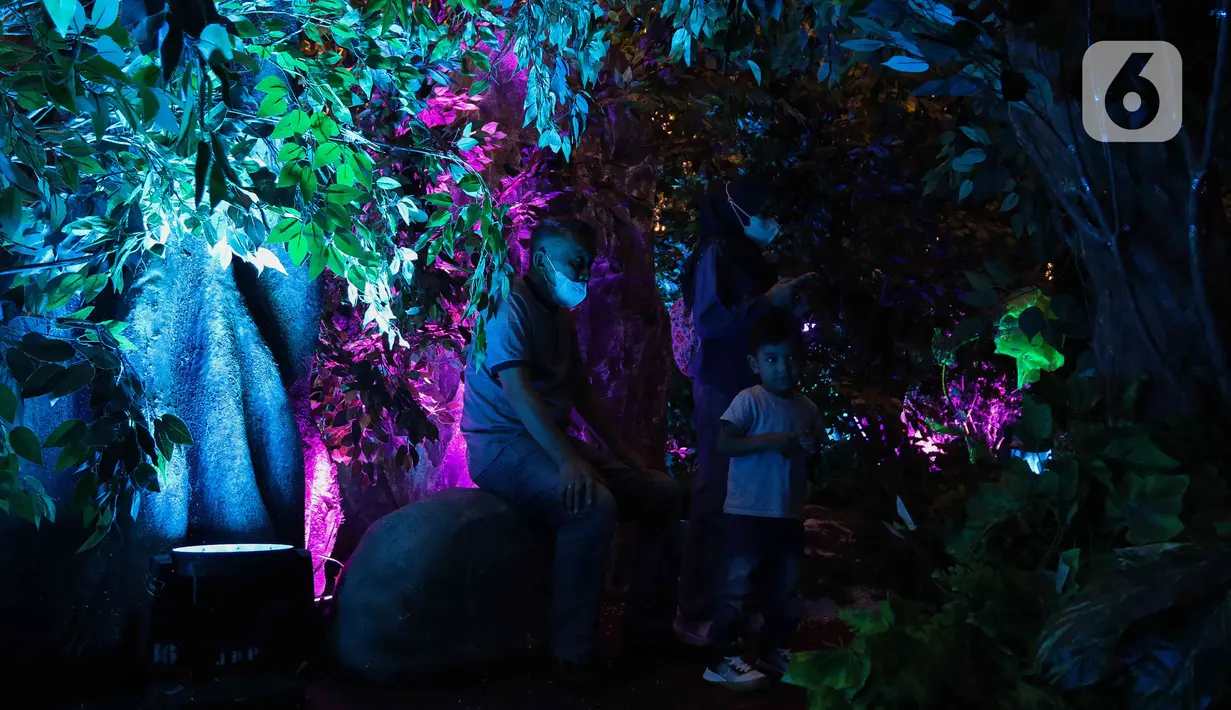 Pengunjung menjelajahi dunia pandora ala Avatar di Senayan City, Jakarta, Senin (14/12/2022). Senayan City menghadirkan Festive Season – The Festive Mood mulai tanggal 12 Desember – 8 Januari 2023, salah satunya Avatar Pandora Experience. (Liputan6.com/Herman Zakharia)