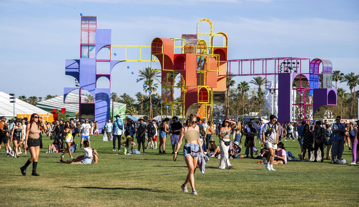 Pengunjung berjalan-jalan di Coachella Music and Arts Festival, Empire Polo Club, Indio, California, Amerika Serikat, 15 April 2022. Niki Zefanya dan Rich Brian menjadi musisi Indonesia pertama yang tampil di Coachella. (Photo by Amy Harris/Invision/AP)