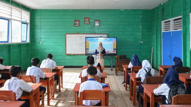 Tunjangan Profesi Guru (TPG) meningkatkan kesejahteraan guru.