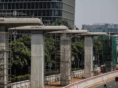 Suasana pembangunan Proyek Light Rail Transit (LRT) Cawang-Dukuh Atas di Jakarta Selatan, Kamis (10/5). Saat ini progress pengerjaan proyek Cawang-Dukuh Atas mencapai 22 persen dan ditargetkan dapat selesai pertengahan 2019. (Liputan6.com/Faizal Fanani)