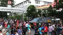 Ratusan warga berkumpul di lokasi tempat pengeboman, Jakarta, Kamis, (14/1/2016). Beberapa ledakan dan suara senjata api terjadi di pusat ibukota Indonesia, Polisi mencurigai seorang melakukan aksi bom bunuh diri. (Liputan6.com/Yudha Gunawan)
