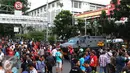 Ratusan warga berkumpul di lokasi tempat pengeboman, Jakarta, Kamis, (14/1/2016). Beberapa ledakan dan suara senjata api terjadi di pusat ibukota Indonesia, Polisi mencurigai seorang melakukan aksi bom bunuh diri. (Liputan6.com/Yudha Gunawan)