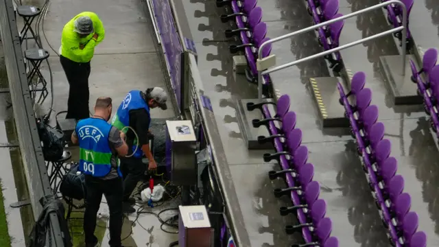 Kru TV berusaha memasang lagi peralatan di Stadion Inter&Co yang sempat diguyur hujan lebat jelang laga Inggris Vs Kosta Rika, Kamis (11/6/2026) dini hari WIB.