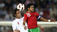 Striker Timnas Indonesia, Bambang Pamungkas melakukan duel udara dengan penyerang Timnas Iran, Ali Karimi dalam laga Kualifikasi Piala Dunia 2014 zona Asia di Stadion Azadi, Teheran pada 2 September 2011. (AFP/Javid Nikpour)