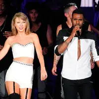 Taylor Swift & Jason Derulo (via laineygossip.com)