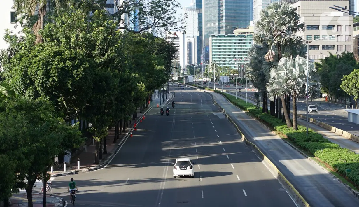 Suasana Jalan MH Thamrin dan Jalan Sudirman di Jakarta, Minggu (24/5/2020). Berbeda dengan hari biasa, kedua jalan protokol tersebut tampak lebih lengang akibat diberlakukannya PSBB yang juga bersamaan dengan Hari Raya Idul Fitri 1441 H. (Liputan6.com/Immanuel Antonius)