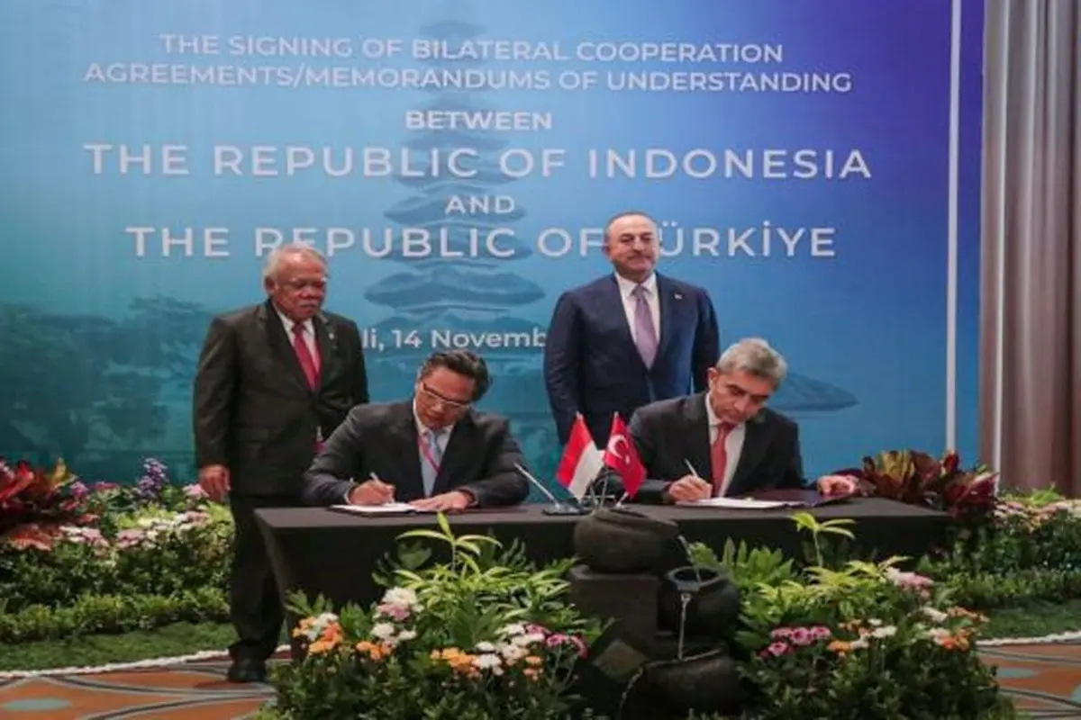Menteri PUPR Basuki Hadimuljono turut menyaksikan penandatanganan kontrak kerja sama antara Pemerintah Indonesia dengan Pemerintah Turki di Nusa Dua, Bali, pada Senin (14/11/2022). (Foto: Kementerian Kominfo)