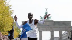 Ekspresi pelari Kenya, Eliud Kipchoge saat tiba di garis finis Berlin Marathon ke-45 di Berlin, Jerman, Minggu (16/9). Kipchoge melahap jarak sepanjang 42,195 kilometer dalam waktu 2 jam 1 menit 39 detik. (AP Photo/Markus Schreiber)