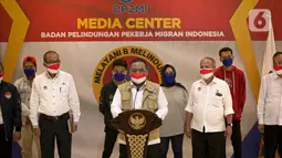 Kepala BP2MI Benny Rhamdani memberikan keterangan terkait pengerebekan ke rumah yang dijadikan penampungan CPMI, Jakarta, Senin (15/3/2021). Dari hasil penyidikan, BP2MI berhasil mendapatkan pelanggaran terhadap CPMI Non Prosedural/Ilegal yang tidak diberangkatkan. (Liputan6.com/Faizal Fanani)