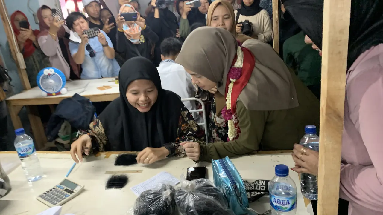 Istri calon presiden Ganjar Pranowo, Siti Atikoh Supriyanti, mengunjungi pabrik bulu mata di Desa Winong Lor, Kabupaten Purworejo, Jawa Tengah, Kamis (28/12/2023). (Liputan6.com/Delvira Hutabarat)