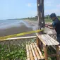 KKP melakukan penyegelan terhadap pembangunan tanggul abrasi pantai di Kabupaten Takalar, Sulawesi Selatan. Tanggul ini dibangun dengan mereklamasi pantai kemudian memanfaatkannya untuk aktivitas wisata. (Dok KKP)