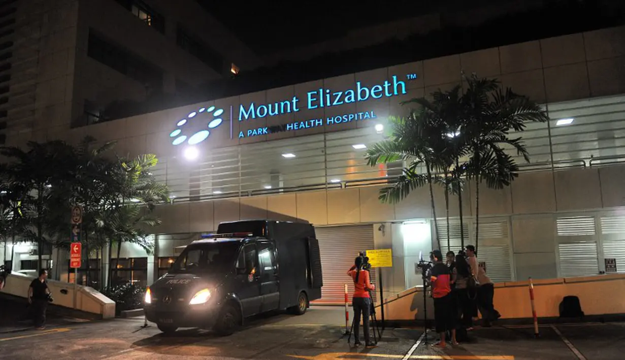 Di Rumah Sakit Mount Elizabeth, Olga Syahputra menghembuskan nafas terakhirnya, Singapura, Pada pukul 16.17 wib, Jumat (27/3/2015).(AFP Photo/Roslan Rahman)