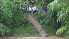 Menteri Pendidikan dan Kebudayaan, Anies Baswedan bersama Menteri Pekerjaan Umum Mochamad Basuki Hadimuljono meninjau lokasi jembatan runtuh di Lebak, Banten, Senin (16/3/2015). (Liputan6.com/Herman Zakharia)