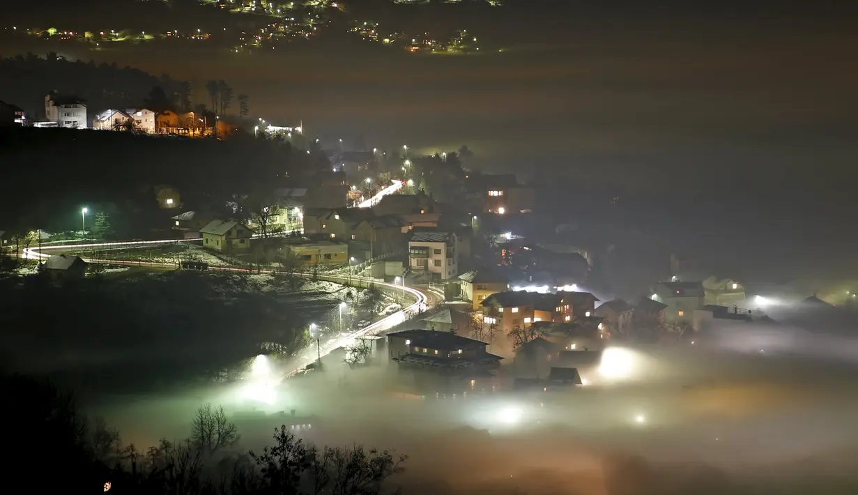 Pemandangan saat polusi udara menyelimuti Kota Sarajevo, Bosnia dan Herzegovina, Minggu (27/12). Kota Sarajevo dilanda polusi udara akibat asap kendaraan bermotor dan industri Beberapa hari terakhir ini. (REUTERS/Dado Ruvic)