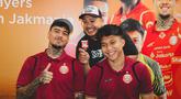 Pemain Persija Jakarta Shayne Pattynama dan Hafız Rizkianur berpose dengan Jakmania dalam acara meet and greet di Kantor Pusat Bank Jakarta pada Rabu (18/2/2025). (Bola.com/Nur Iman Ali)