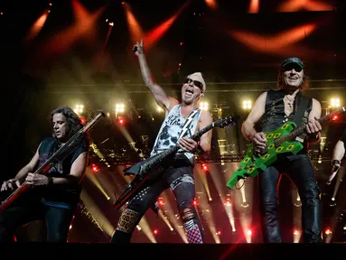 Penampilan grup band Scorpions, Paweł Maciwoda (kiri), Rudolf Schenker (Kedua kiri), Matthias Jabs (kedua kanan), dan Klaus Meine (kanan) dalam festival musik Rock in Rio, Rio de Janeiro, Brasil, Sabtu (5/10/2019). Scorpions tampil menggebrak panggung Rock in Rio. (AP Photo/Leo Correa)