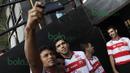 Suporter Madura United FC mengajak berselfie-ria pemain asing Fabiano Beltrame, Toni Espinosa Mossi, dan Pablo Rodriguez Aracil di Stadion Ahmad Yani, Sumenep, Sabtu (20/2/2016). (Bola.com/Vitalis Yogi Trisna)
