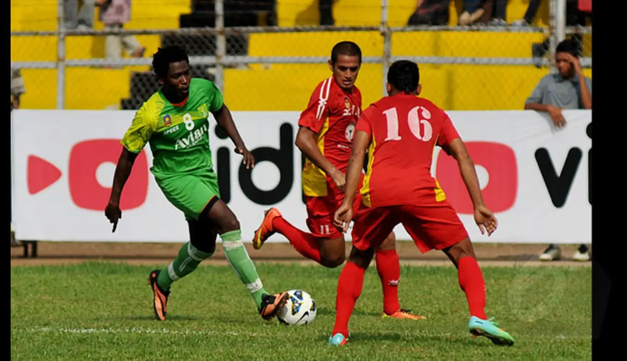Pemain depan Persebaya, Moussa Sanogo (kiri) berusaha melewati dua pemain Semen Padang pada laga SCM Cup 2015 di Stadion Haji Agus Salim, Padang, Sumbar, Sabtu (17/1/2015). Persebaya unggul 1-0 atas Semen Padang. (Liputan6.com/Johan Tallo)