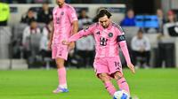 Pemain depan Inter Miami asal Argentina Lionel Messi melakukan tendangan bebas selama pertandingan sepak bola leg pertama perempat final Piala Champions Concacaf antara Los Angeles Football Club (LAFC) dan Inter Miami di Stadion BMO di Los Angeles pada tanggal 2 April 2025.Frederic J. Brown / AFP