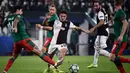 Striker Juventus, Paulo Dybala, berusaha melewati kepungan pemain Lokomotiv Moscow pada laga Liga Champions di Stadion Juventus, Turin, Selasa (22/10). Juventus menang 2-1 atas Lokomotiv. (AFP/Marco Bertorello)