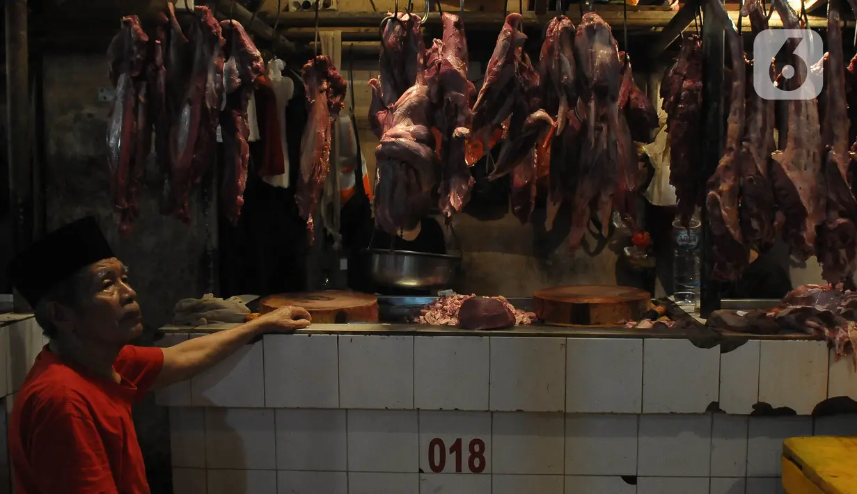 Kenaikan harga daging sapi kerap kali membuat bingung pedagang daging di pasar tradisional. (merdeka.com/Imam Buhori)