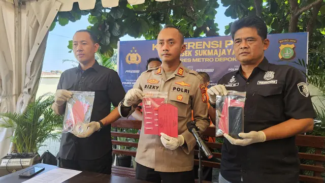Kapolsek Sukmajaya, AKP Rizky Firmansyah Tontowiputra memperlihatkan barang bukti sabu usai menangkap tersangka kurir di kawasan Sukmajaya, Depok.
