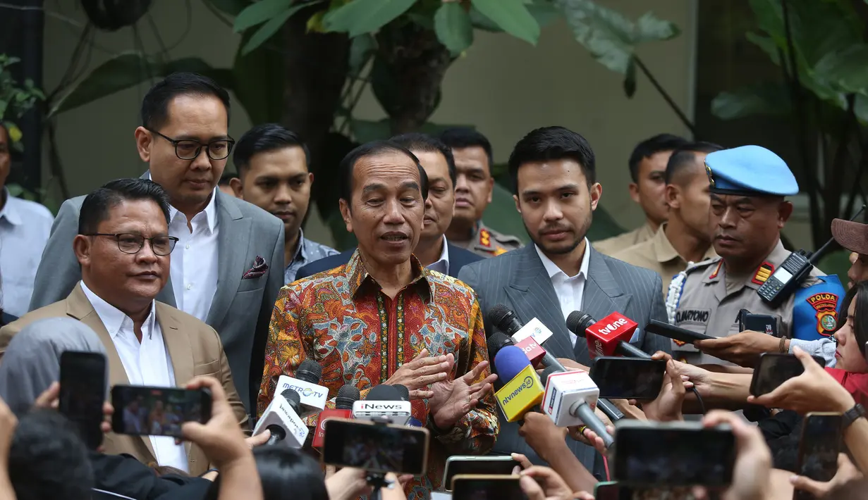 Jokowi menyebut alasan membuat laporan tersebut karena berkaitan dengan delik aduan. (merdeka.com/Arie Basuki)