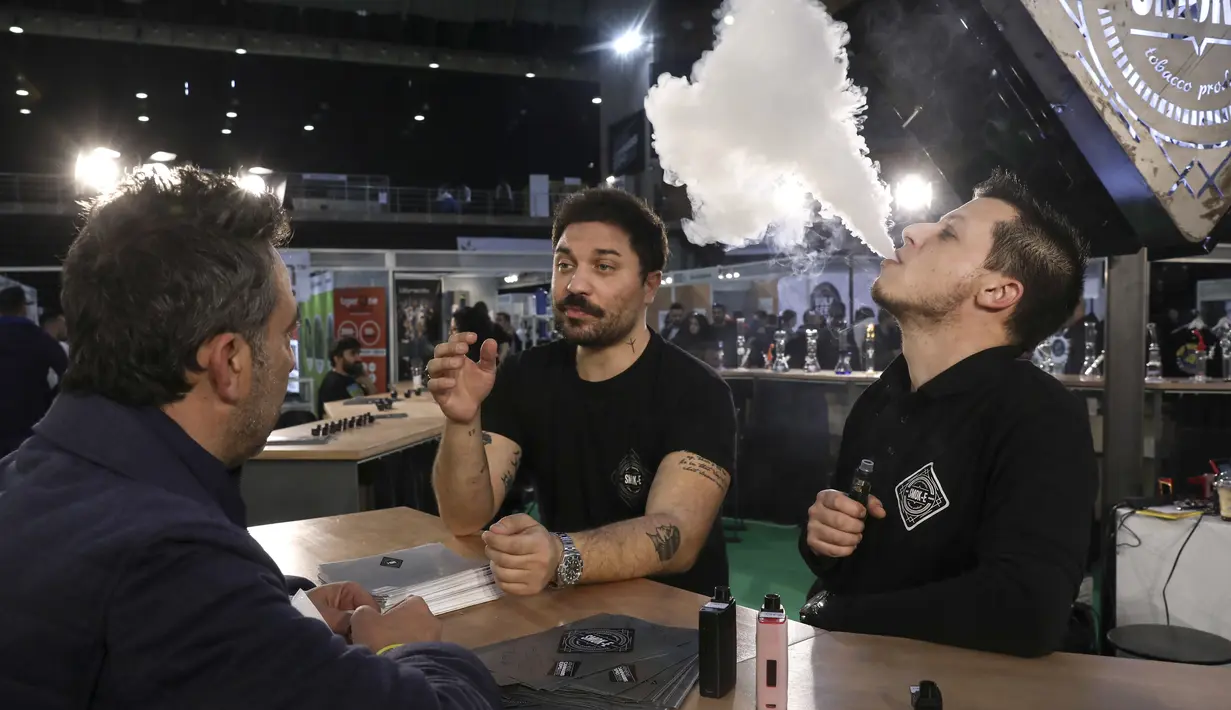 Seorang pria mencoba rokok elektrik di International Cannabis Expo di Athena, Yunani, Sabtu (13/1). Pemerintah Yunani mengumumkan mereka akan mengusulkan perubahan undang-undang yang mencakup penggunaan dan produksi ganja medis. (AP/Yorgos Karahalis)