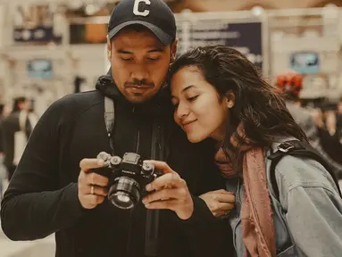 Putri Marino dan Chicco Jerikho selalu terlihat kompak saat traveling. Seperti saat keduanya sama-sama melihat ke layar kamera. Keseriusan keduanya saat memperhatikan kamera ini mencuri perhatian publik. (Liputan6.com/IG/@putrimarino)