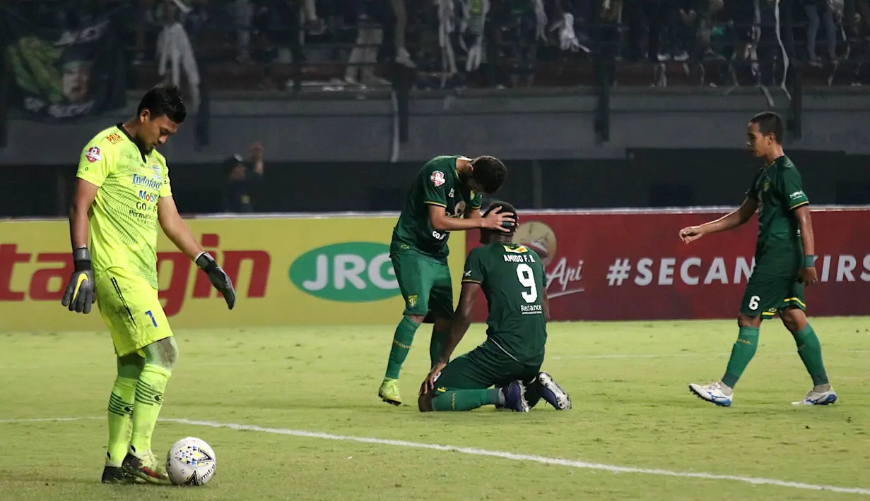 Striker Persebaya Surabaya, Amido Balde, merayakan gol yang dicetaknya ke gawang Persib Bandung pada laga Liga 1 di Stadion Gelora Bung Tomo, Surabaya, Jumat (5/7). Persebaya menang 4-0 atas Persib. (Bola.com/Aditya Wani)