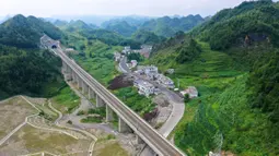 Foto dari udara menunjukkan jalur kereta antarkota Anshun-Liupanshui di Provinsi Guizhou, China, Senin (6/7/2020). Jalur kereta ini akan mempersingkat waktu perjalanan antara Guiyang dan Liupanshui dari saat ini 3,5 jam menjadi sekitar 1 jam. (Xinhua/Liu Xu)