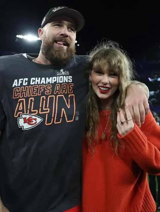 Taylor Swift tampil dengan warna kesukaannya, yaitu merah. [Foto: Instagram/lawless_land]