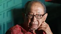 Guru Besar Fakultas Hukum Unair Surabaya Jacob Elfinus Sahetapy. (Dian Kurniawan/Liputan6.com)