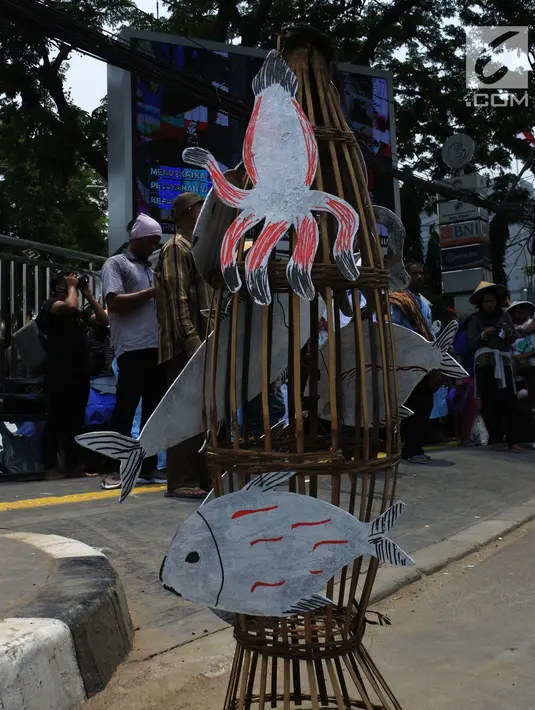Massa KIARA membawa perangkap ikan saat aksi unjuk rasa di depan Gedung Kementerian Kelautan dan Perikanan, Jakarta, Rabu (17/10). Aksi tersebut menuntut tidak ada lagi perampasan ruang hidup masyarakat pesisir Indonesia. (Merdeka.com/Imam Buhori)