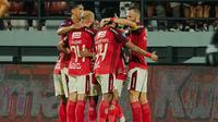 Para pemain Bali United merasayakan gol yang dicetak Eber Bessa ke gawang Persik Kediri pada laga pekan ketujuh BRI Liga 1 2023/2024, Senin (7/8/2023). (Dok. Bali United)