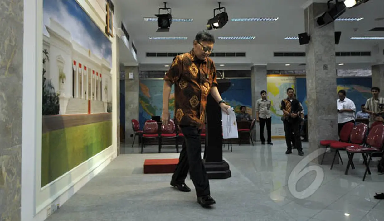 Menteri Dalam Negeri, Tjahjo Kumolo berjalan usai memberikan sejulah keterangan terkait pelaksanaan Pilkada yang rencananya akan dilaksanakan secara serentak, Istana Merdeka, Jakarta,  Rabu (4/2/2015). (Liputan6.com/Faizal Fanani)