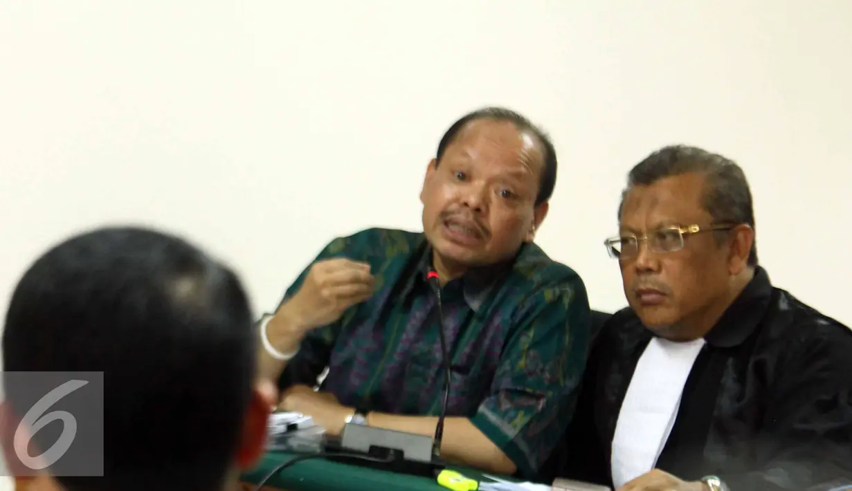 Sutan Bhatoegana bersama kuasa hukumnya saat mengikuti sidang lanjutan di Pengadilan Tipikor, Jakarta, Kamis (18/6/2015). Sutan Bhatoegana terlibat atas dugaan dalam kasus suap pembahasan APBNP 2013 di Kementerian ESDM. (Liputan6.com/Helmi Afandi)