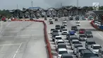 Kendaraan pemudik mengantre keluar gerbang tol Palimanan, Cirebon, Jawa Barat, Sabtu (24/6). Pada H-1 Lebaran Volume kendaraan menuju Jawa Tengah terpantau ramai lancar. (Liputan6.com/Gempur M Surya)